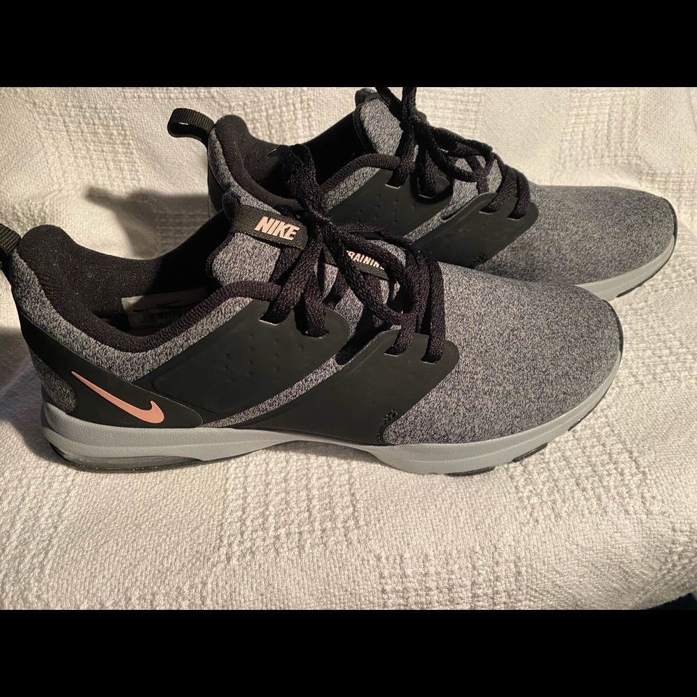 NIKE trainers 8.5 Like new!